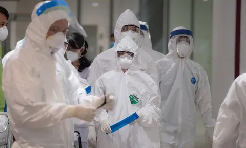 Các bác sĩ tiến hành hội chẩn hàng chục ca nhiễm COVID-19 chuyển biến xấu